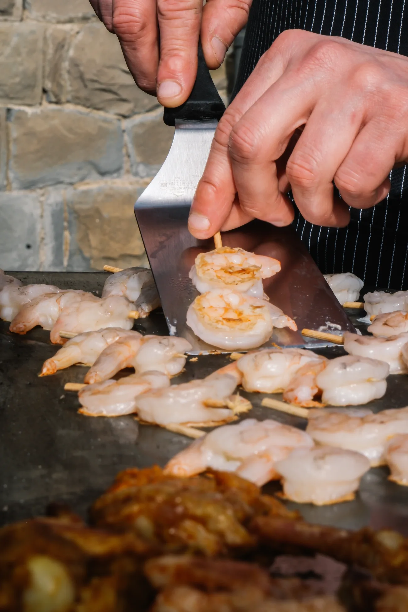 Gamberi alla piastra preparati al momento durante l'aperitivo