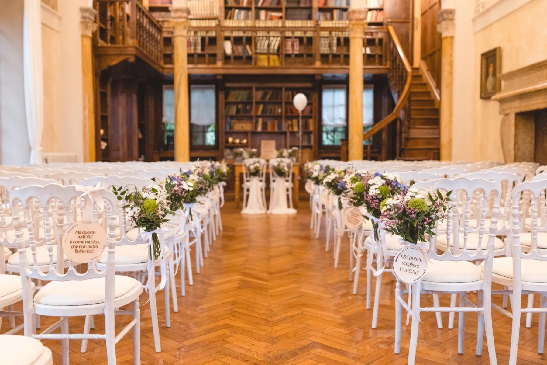 Sedute allestite con fiori nella Biblioteca
