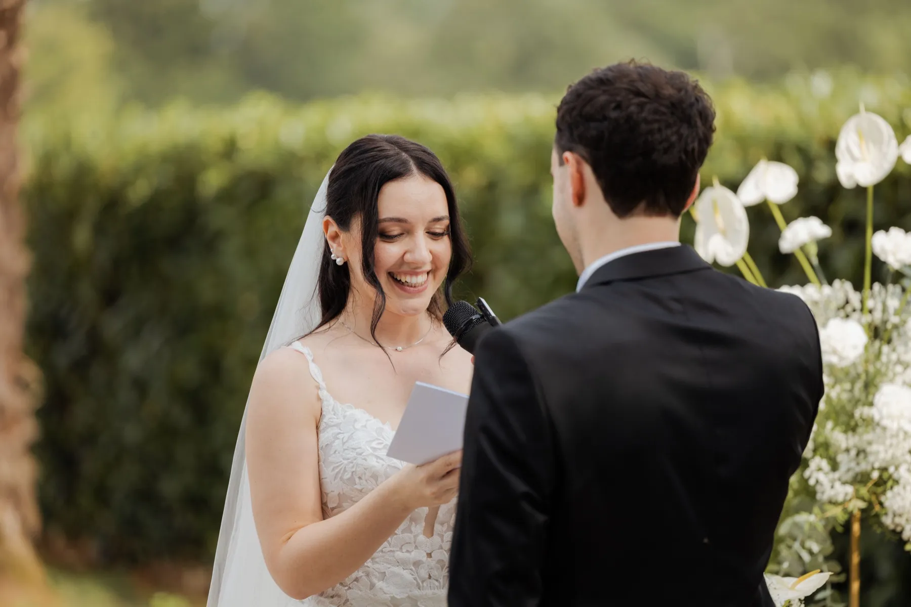 Sposa che legge le promesse