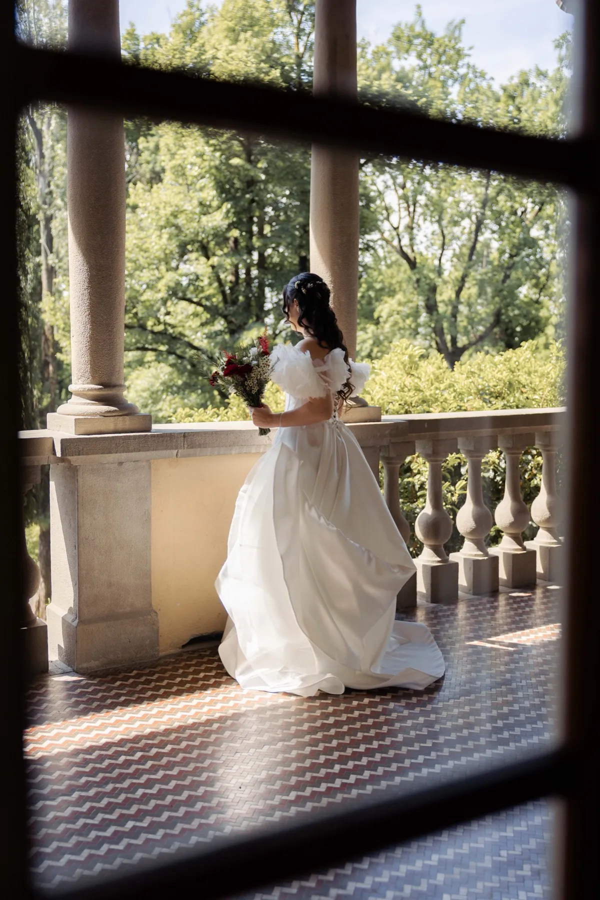 Sposa sul balcone della villa tra le colonne