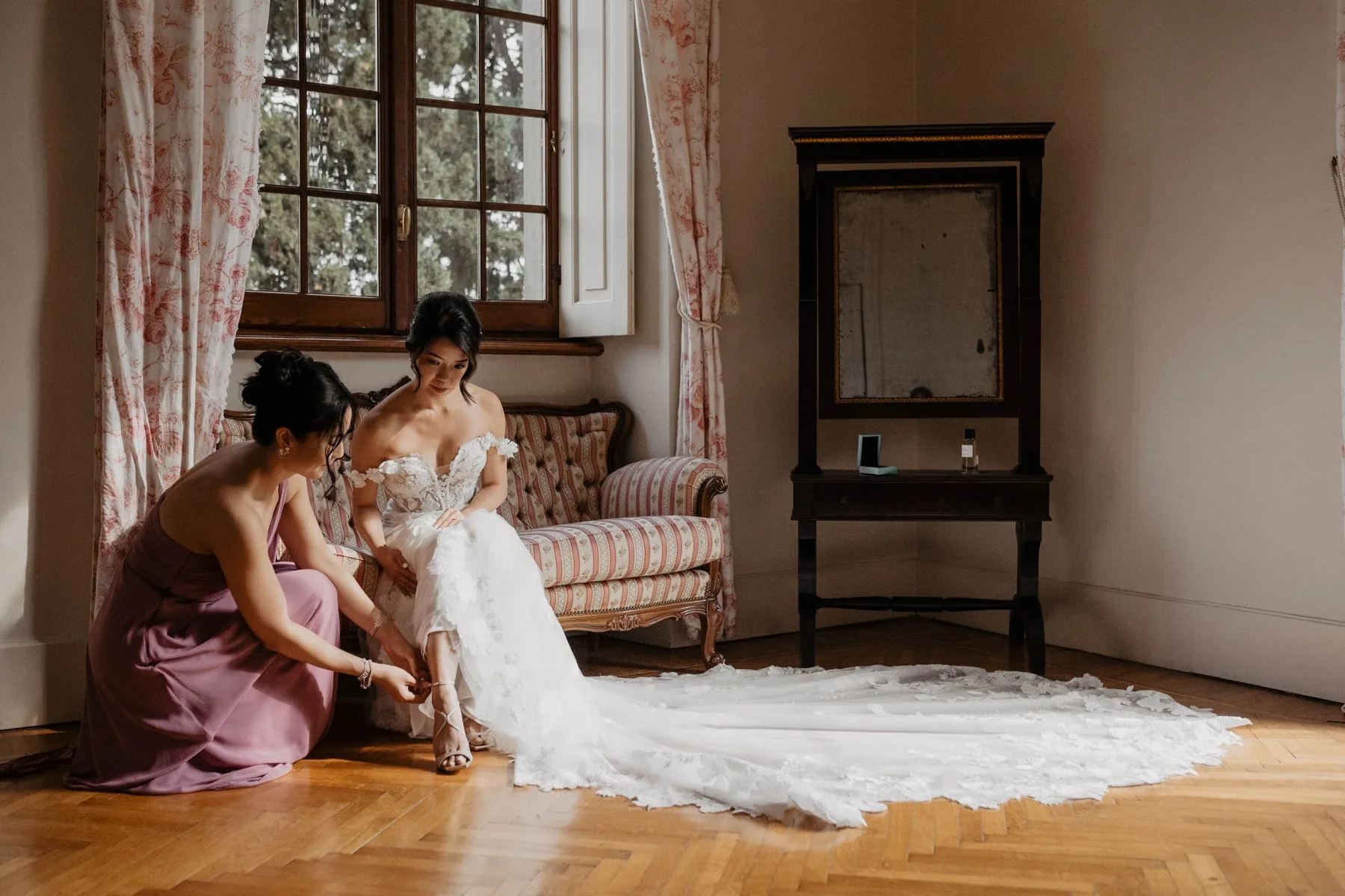 Preparazione della sposa nella camera della villa
