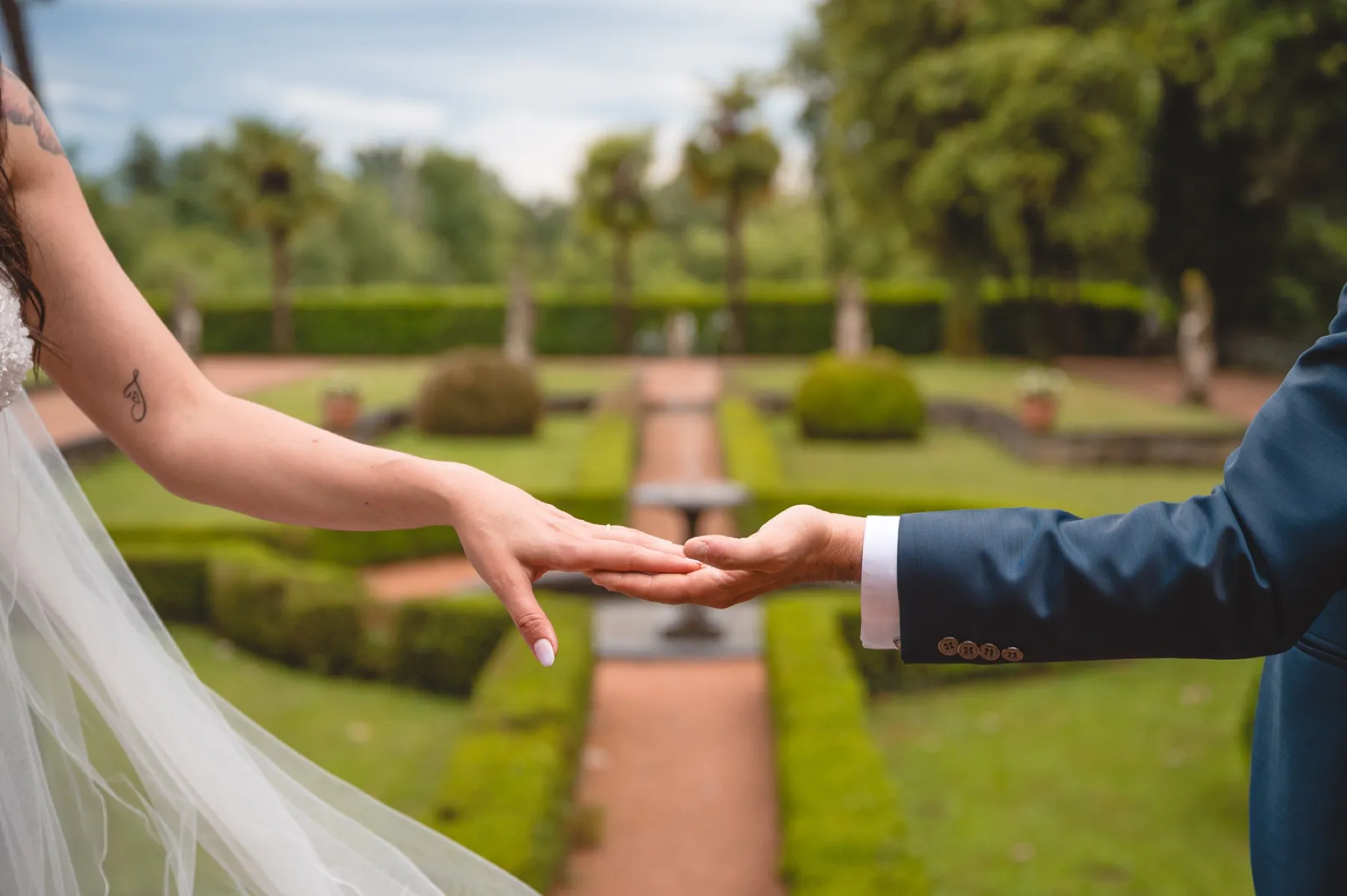 Mani degli sposi nel giardino all'italiana