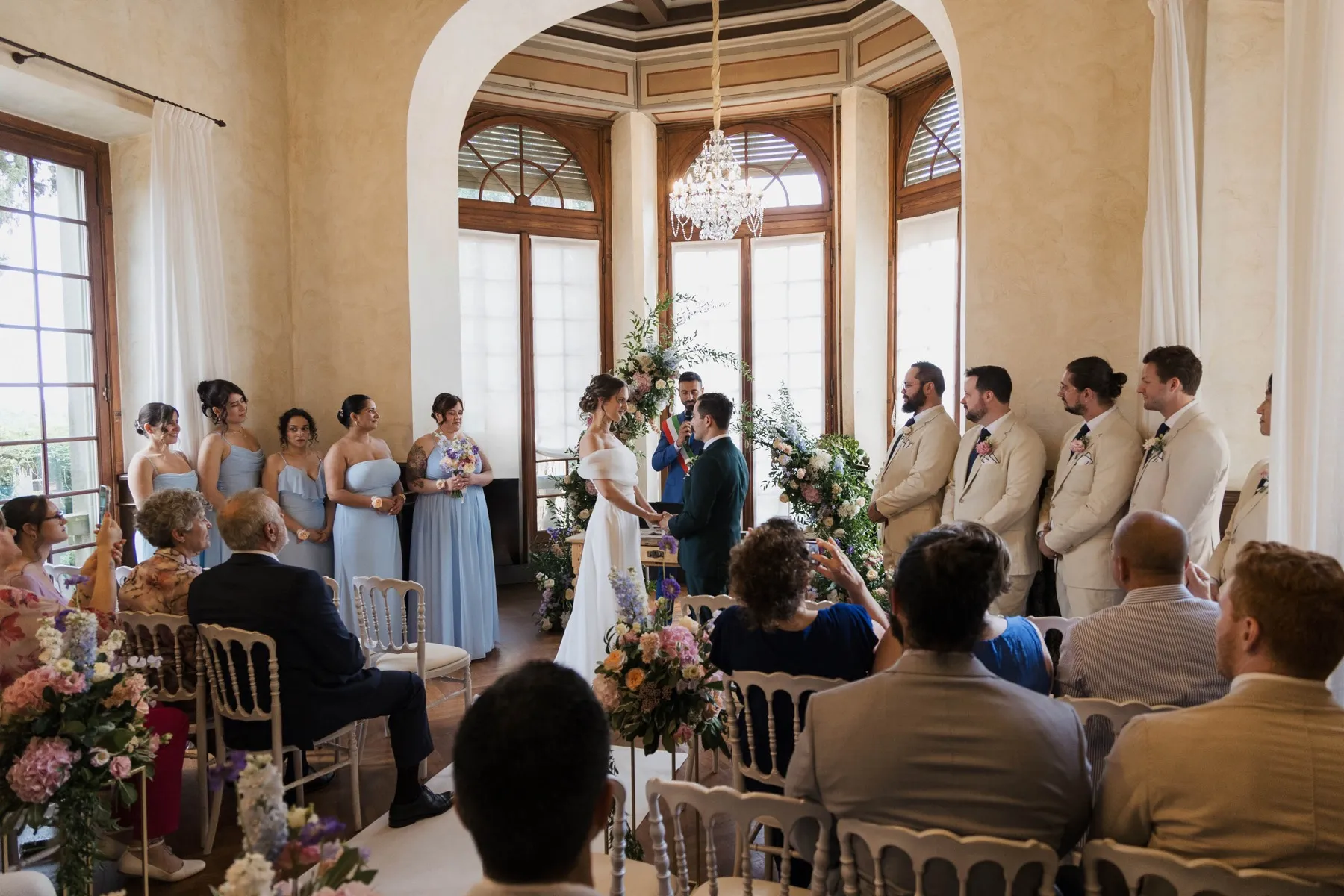 Cerimonia nel salone della villa