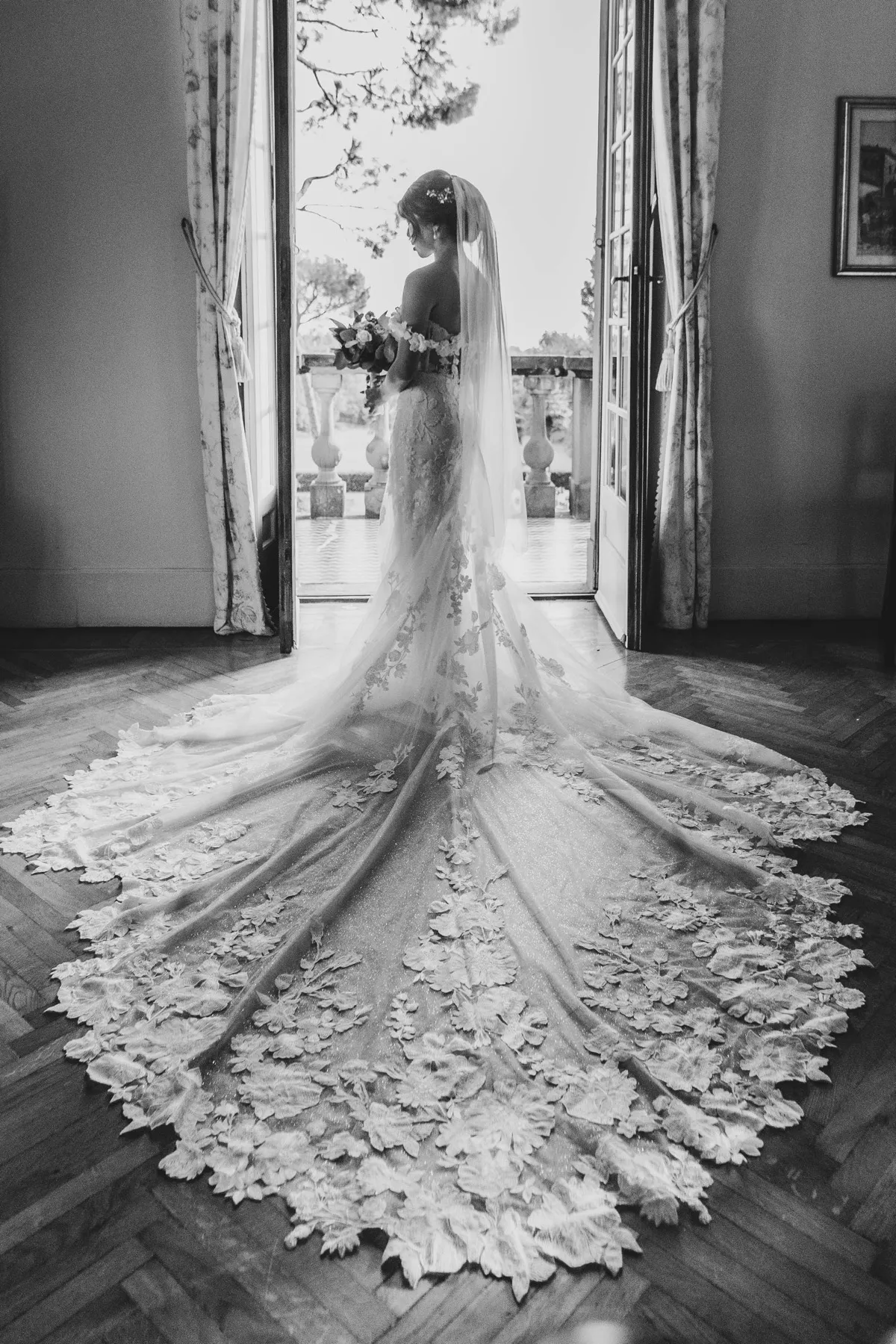 Strascico dell'abito da sposa, in bianco e nero