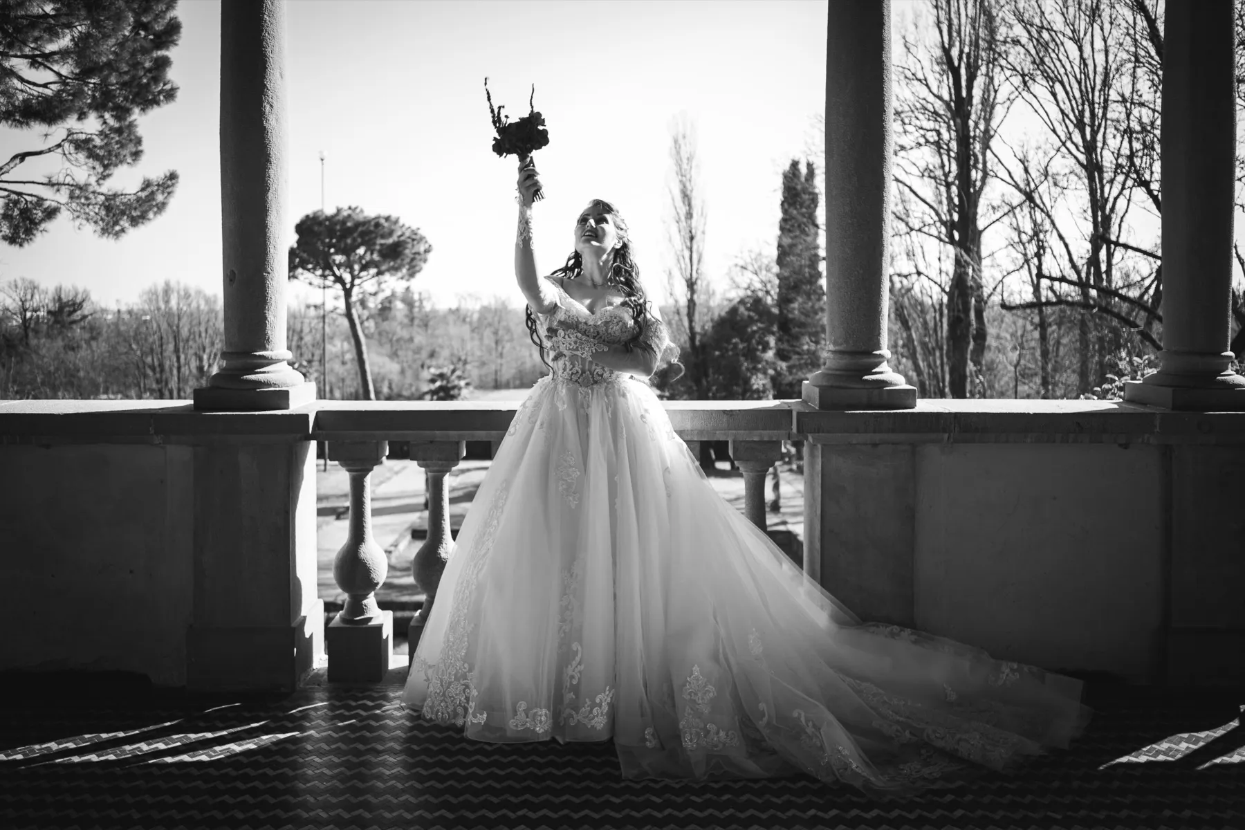 Sposa in festa sul terrazzo, in bianco e nero