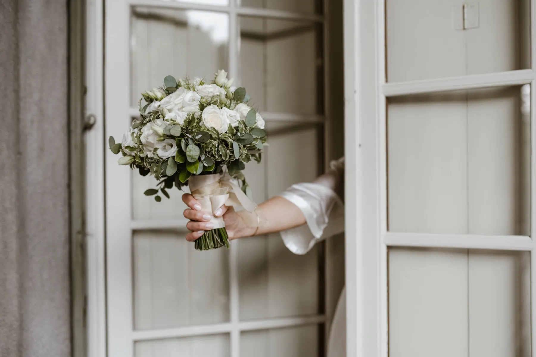 Bouquet bianco alla porta-finestra