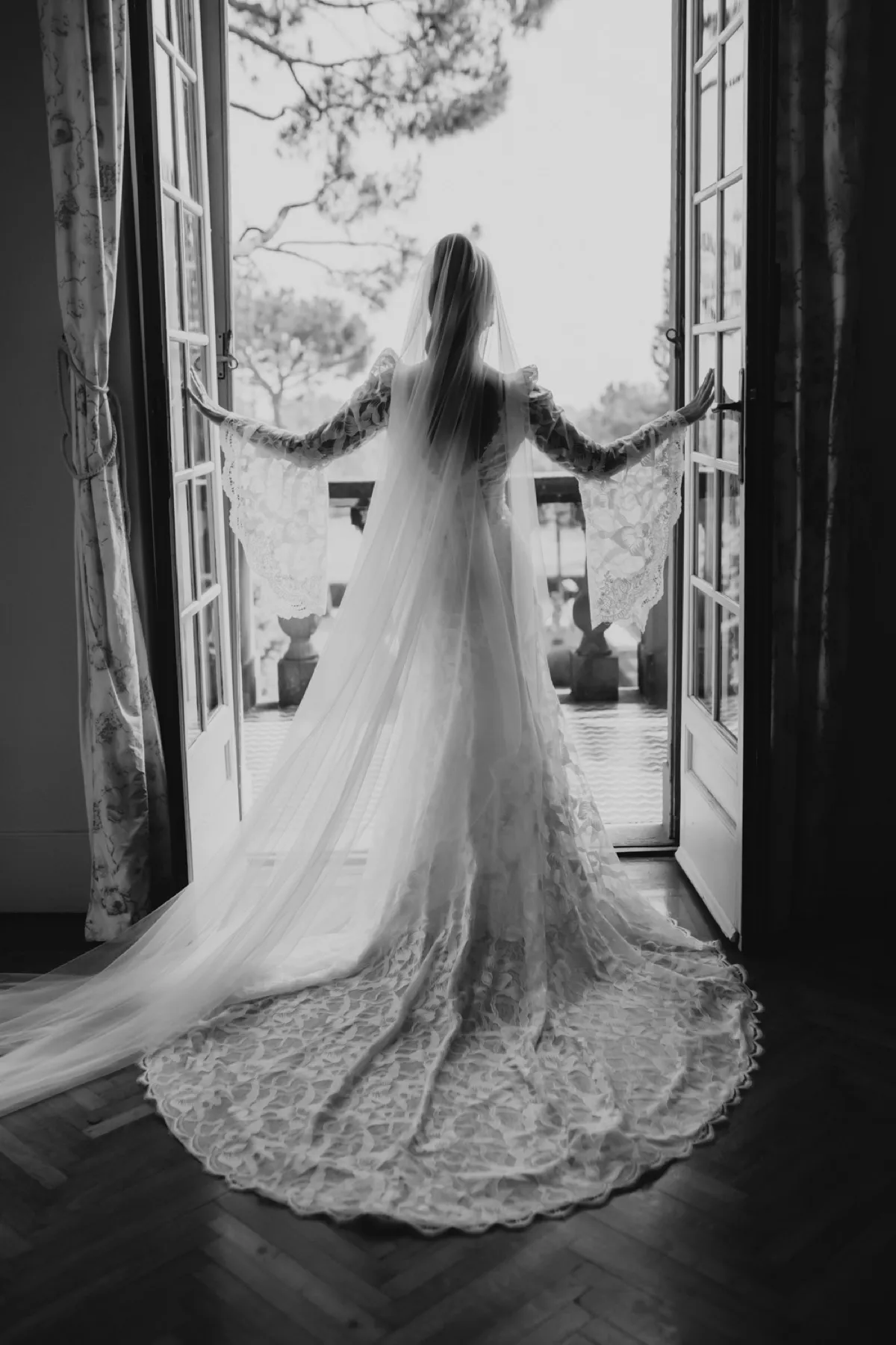 Sposa alle finestre della villa, in bianco e nero