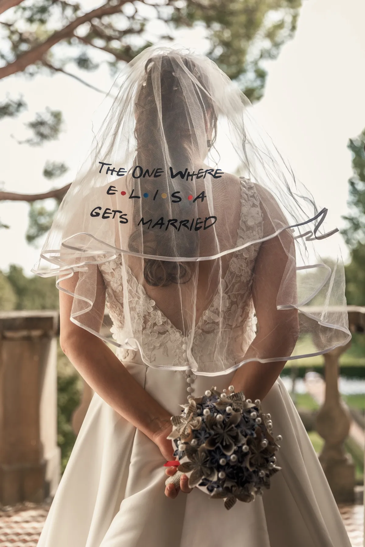 Velo della sposa con il bouquet