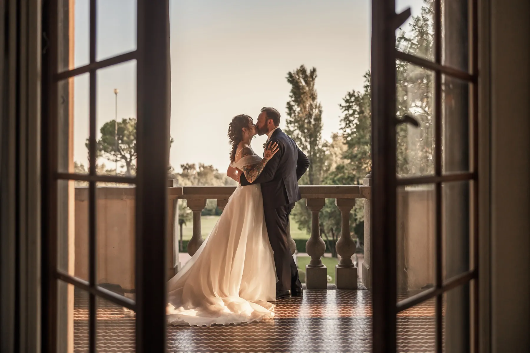 Sposi alla porta-finestra della villa