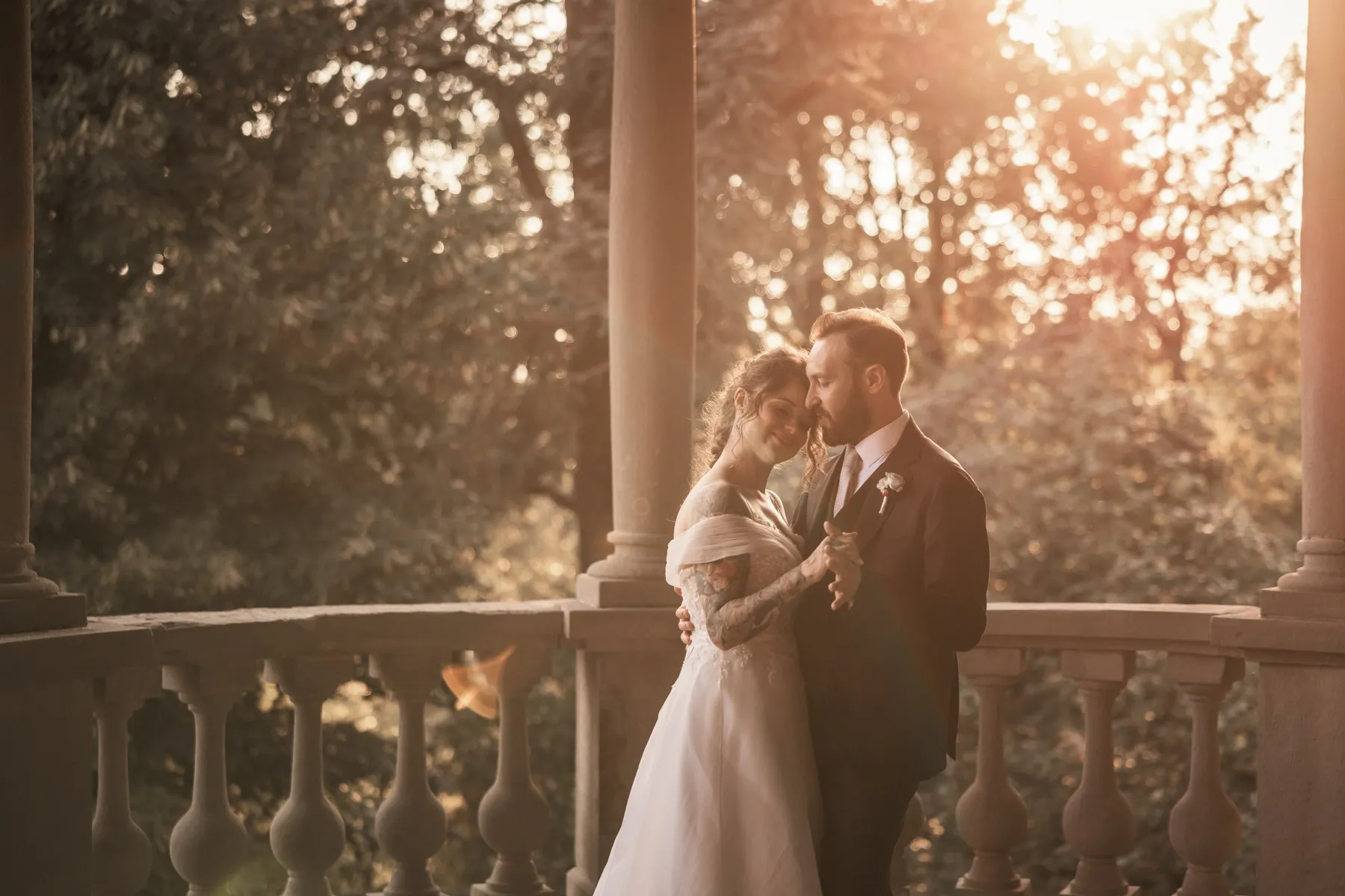 Sposi sul balcone al tramonto