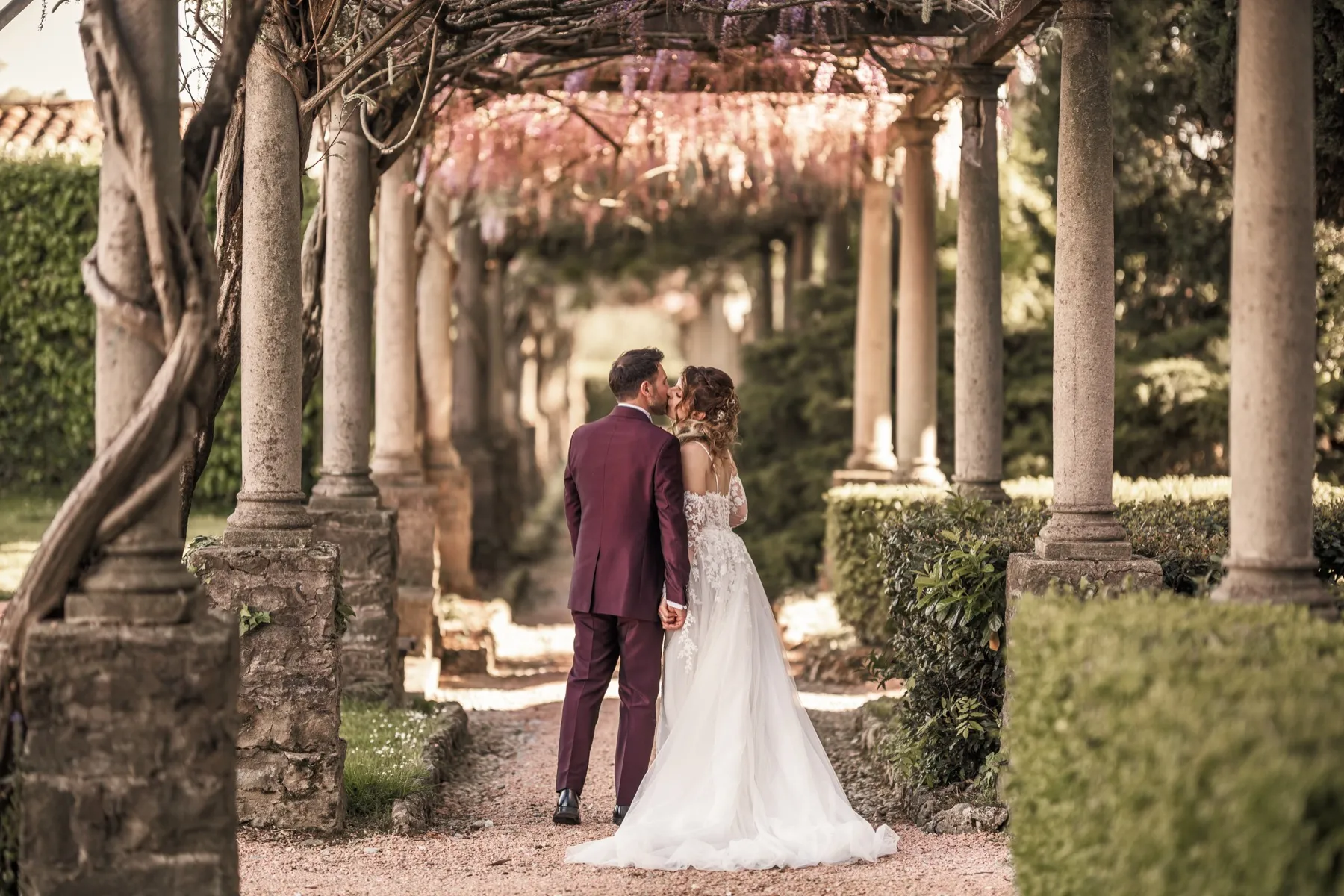 Sposi sotto la pergola di glicine