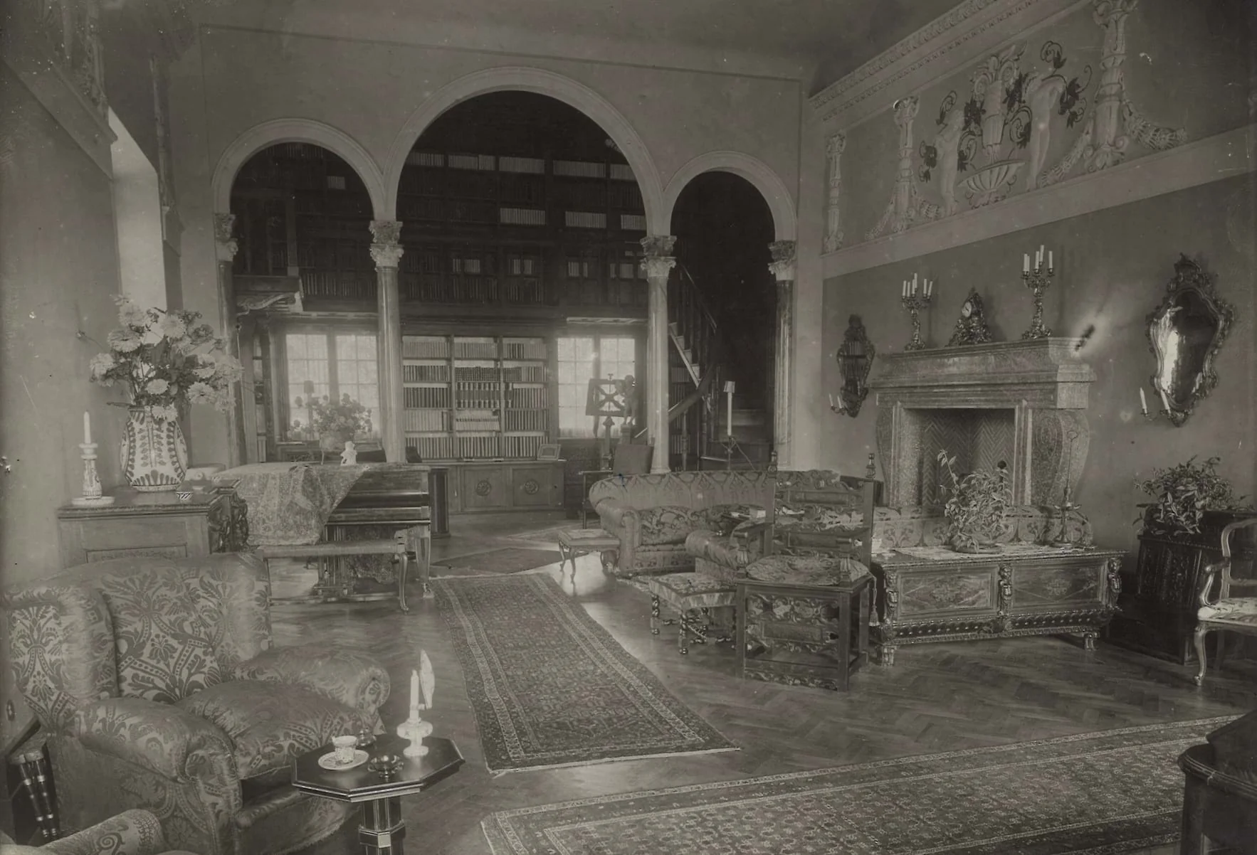 Il salotto storico con la biblioteca sullo sfondo