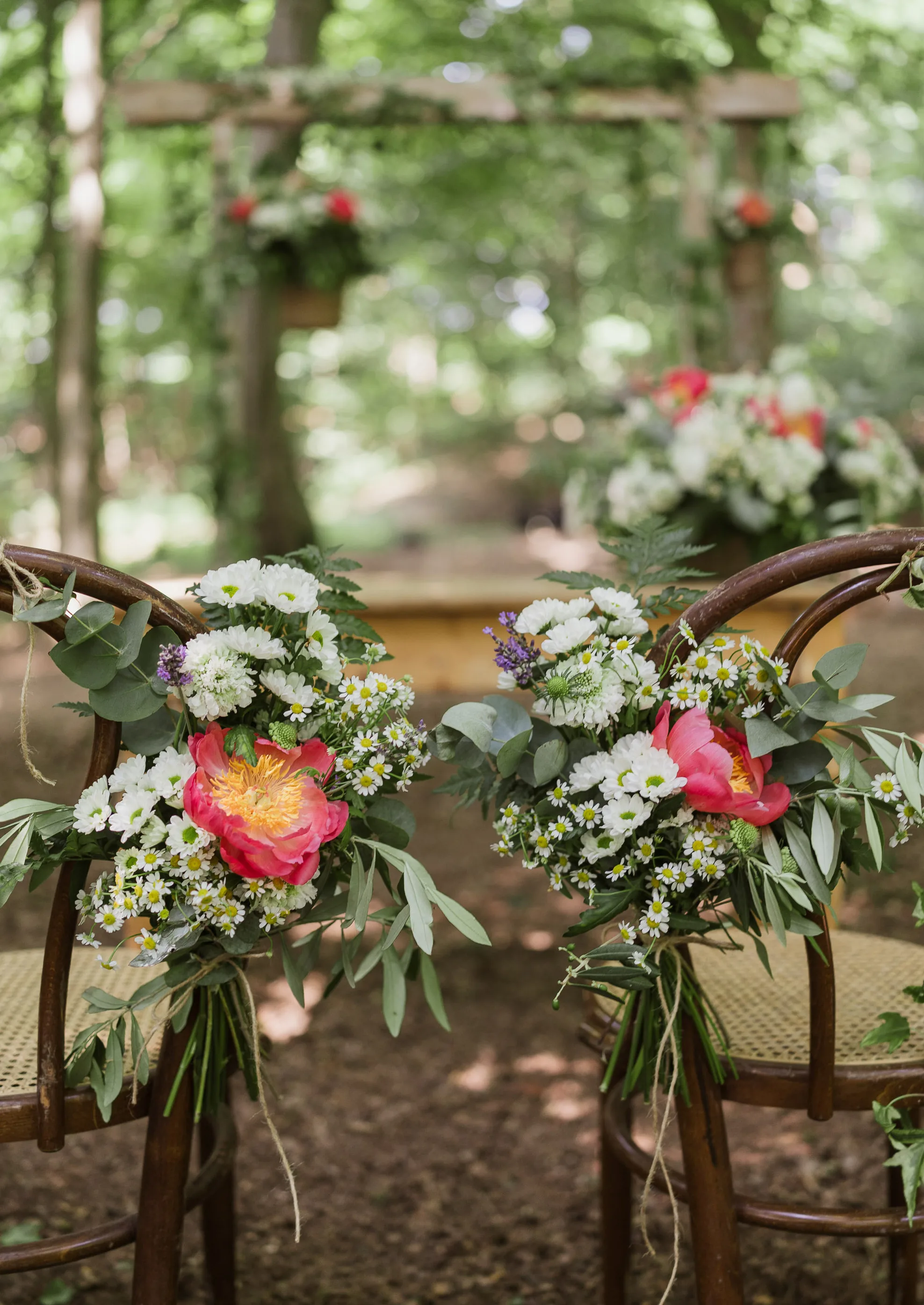 Allestimento cerimonia con fiori nel bosco