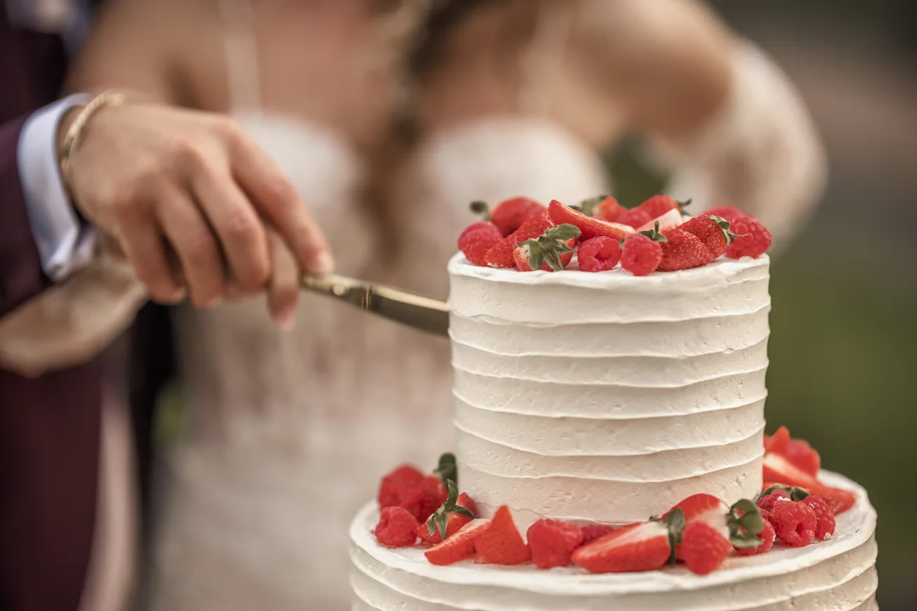 Taglio della torta nuziale in notturna