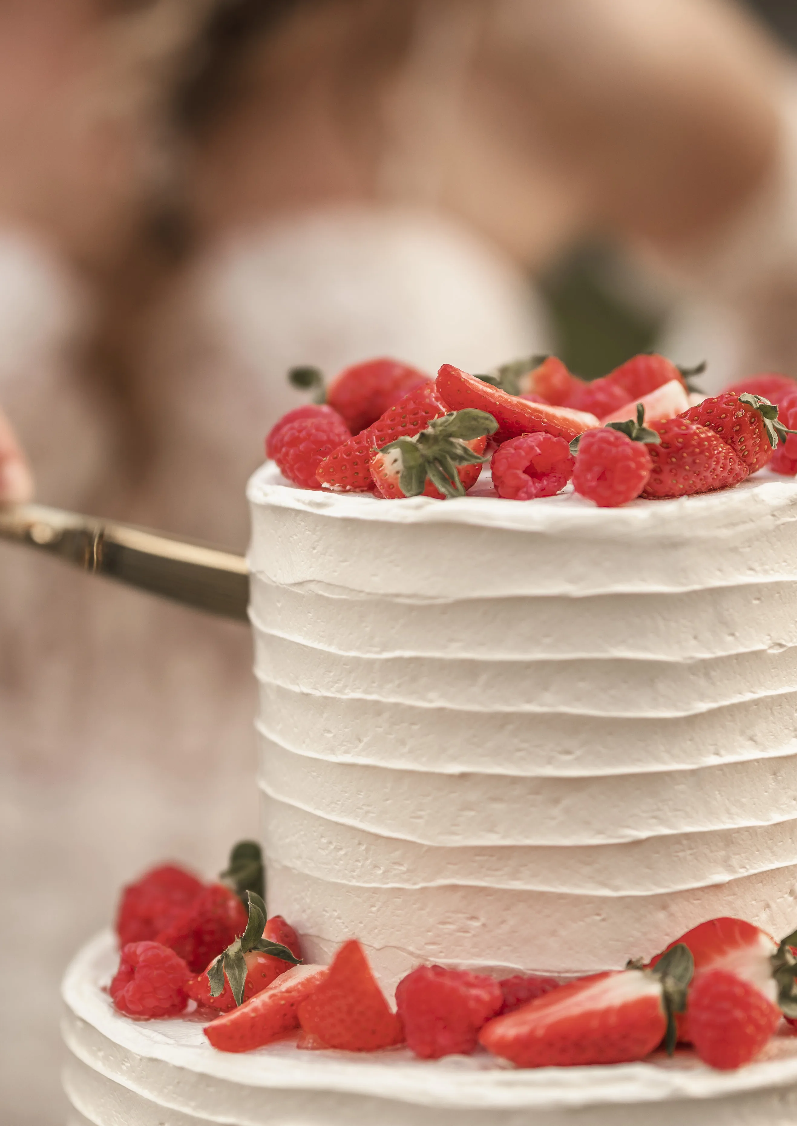 Torta nuziale decorata con fragole