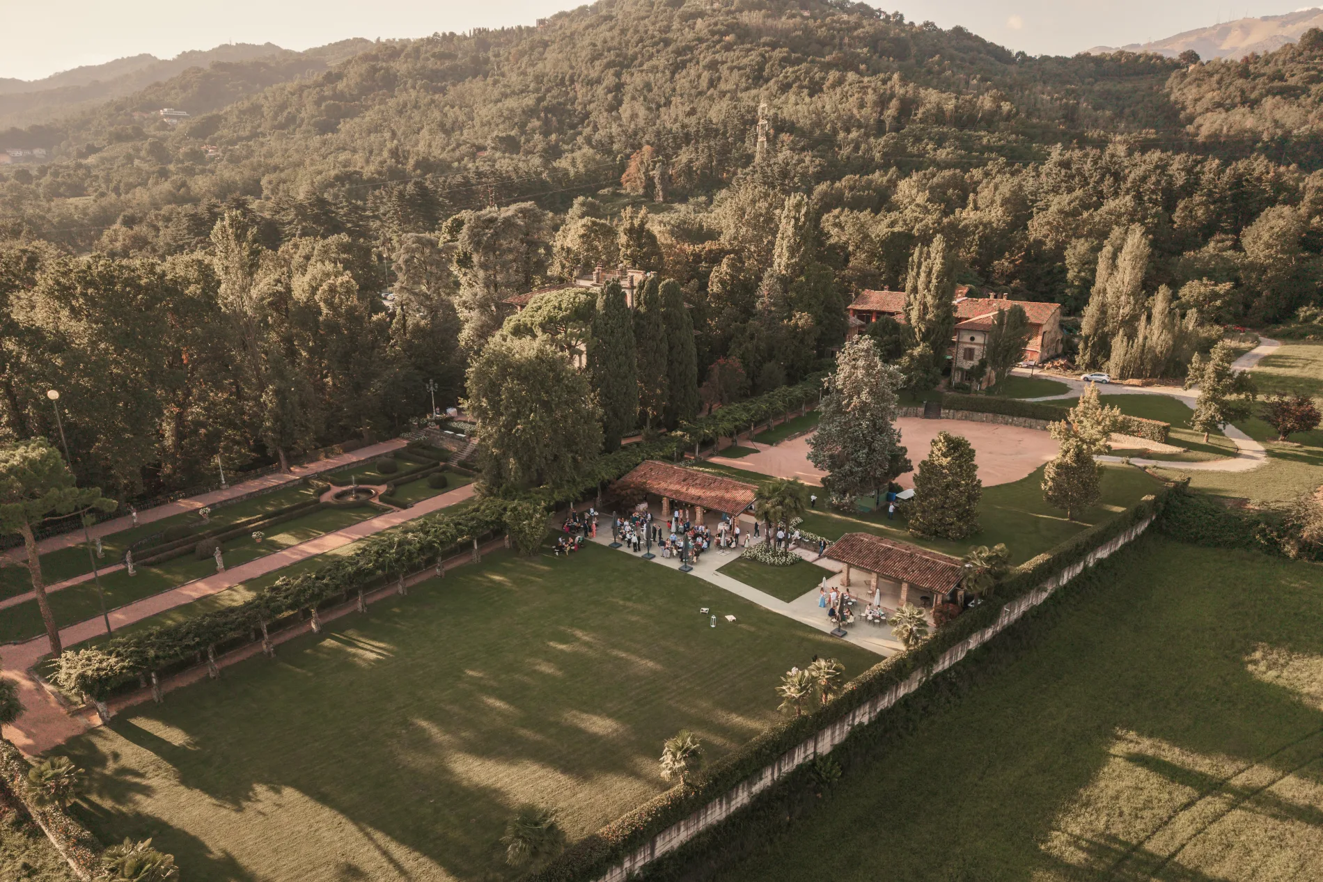 Vista aerea della villa durante un evento